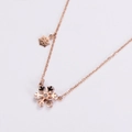 Collana a fiocco di neve in acciaio inossidabile oro rosa con zirconi su sfondo chiaro - Oro rosa