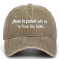 Gros plan de la broderie blanche sur une casquette de baseball vintage lavée marron - Réglable / Kaki