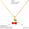 Détail du collier cerise en acier inoxydable 304 plaqué or 18 carats avec émail rouge - Style Grande Cerise (SP895G)