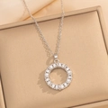 Collana con pendente a cerchio in argento e cristalli pavé in una scatola regalo - Collana d'Argento