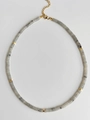 Collana girocollo fatta a mano con pietre naturali grigie e perline dorate in metallo - Pietra di Luna Grigia