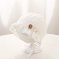 Dettaglio cappello bianco neonata con ricami floreali e fiocco in nastro con perla - 44-46cm (5-15 Mesi) / Bianco