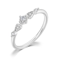 Sottile anello in argento con zircone centrale e dettagli laterali a triangolo - US 5 / Platino