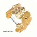 Bracciale rigido aperto in acciaio inossidabile placcato oro 18k con design a fiori grandi - JH030 / Oro