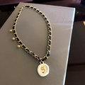Zweilagige Goldkette und schwarzes Lederhalsband mit Nummer 5 Wachssiegel-Anhänger - Gold Geflochten Nummer 5 Stil