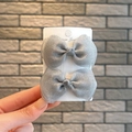 Par de elegantes horquillas con lazo de malla gris plateado para niñas en cartón - Juego de 2 Piezas / Gasa Gris