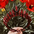 Couronne gothique avec cristaux rouge foncé et symbole lune noire sur serre-tête - Style Lune Sombre Cristal Rouge (7)