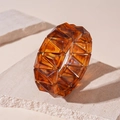 Makroaufnahme eines breiten Bernstein-Resin-Armbands mit geometrischen Schildpatt-Blöcken - Dunkelkaffee