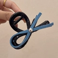 Haarklammer mit blauer Denim-Schleife und eleganter schwarzer gedrehter Struktur - Hellblaue Schleife