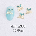 Détail de bijoux d'ongles cœur doré avec strass bleus et gravure du mot Love - Style Cœur Lettre Love Avec Zircon Bleu (A388)