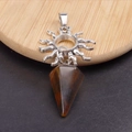 Detalle de gancho solar de metal plateado con colgante de piedra de ojo de tigre marrón cónico - Café Transparente