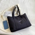 Borsa tote in tela nera con etichetta fashion e manici lunghi a tracolla - Nero
