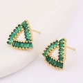 Vue détaillée de boucles d'oreilles triangulaires dorées serties de zircons vert émeraude - Vert