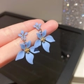 Eleganti orecchini a forma di fiore blu con finitura opaca e perline dorate per l'estate. - Blu