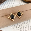 Primer plano de pendientes vintage dorados martillados con piedra ovalada negra - Dorado-Negro