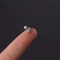 Clou d'oreille abeille en argent avec zircone et fermoir à boule vissée en acier - Style Petite Abeille Argentée (354-3#S) / Argenté