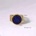 Dettaglio macro dell'anello multistrato dorato con gemma blu e misure dettagliate - Lapislazzuli