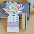 Calendrier de bureau 2025 Bloomy Flowers avec page de juillet et socle en bois - Calendrier 2025 Fleurs Bois