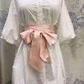 Ceinture nœud en satin rose brillant sur une robe chemise blanche pour femmes - Rose