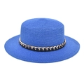 Détail d'un chapeau de paille bleu roi à calotte plate avec une chaîne dorée chic - M (56-58cm) / Bleu royal