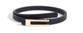 Detalle de cinturón fino de cuero negro con hebilla rectangular dorada pulida - Estilo Hebilla Metálica Rectangular Dorada (1392 Doble Redondo E)