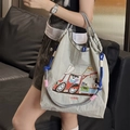 Bolso tote de nailon beige con correas trenzadas de colores y detalles bordados - Autobús Gris Claro