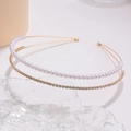 Diadema de doble capa con perlas blancas y pedrería dorada sobre un fondo blanco elegante - Doble Capa Perla Diamante / Dorado