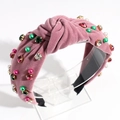 Dettaglio del cerchietto in velluto rosa con strass colorati e perle artificiali - Velluto Rosa