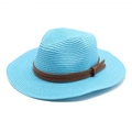 Détail d'un chapeau fedora bleu ciel en paille avec bandeau en cuir marron élégant - M (56-58cm) / Bleu lac