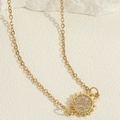 Vista dettagliata della collana in oro 14K con ciondolo a sole e pavé di zirconi bianchi - Collana Sole con Zirconi