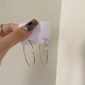 Aros dorados grandes y pulidos para mujer en una tarjeta de exhibición blanca - 5cm / Dorado