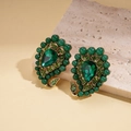 Dettaglio macro degli orecchini vintage paisley con cristalli verdi e base dorata lucida - Perno per orecchini in argento-Verde