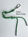Groen en wit gevlochten sleutelhanger met zilveren karabijnhaak en metalen kappen - Groen / Zilveren Gesp