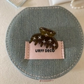 Détail de la pince à cheveux en acétate ambré avec strass et gravure faite main - Vert
