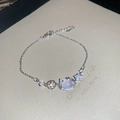 Vue détaillée du bracelet en argent avec pendentif cœur et breloque chat en zircon rose - Style de Chaîne Fine Avec Pierre Principale en Forme de Tête de Chat / Argent-Rose
