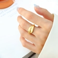 Anillo francés minimalista de acero de titanio dorado con diseño de doble torsión - Talla 7 (Apertura) / Dorado