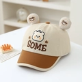Dettaglio delle orecchie di orso 3D e del ricamo SOME sul berretto in cotone bimbo - 48-50cm(1-3 anni) / Bianco Sporco