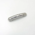 Detailaufnahme der silbernen Haarspange mit eleganter Hammerschlag-Textur und glänzendem Finish - Silber