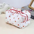 Gesteppte Kosmetiktasche mit roten Kirschmotiven und stilvoller roter Rüschenverzierung - Weiß Rüschen Kirsche