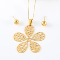 Conjunto de joyas doradas con collar de flor calada y pendientes de bola para mujer - Dorado