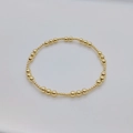 Dettaglio del bracciale elastico a perline placcato oro 18K con lucentezza metallica - 2mm+4mm Perline Tonde-Oro