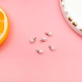 Set mit fünf eleganten weißen Rundperlen mit Silberkappen für DIY-Schmuckherstellung - Silber Kappe Runde Perle 4mm