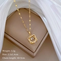 Primo piano della collana con ciondolo a doppio cuore dorato con cristalli su portagioie - Oro (B103)