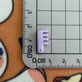 Vue détaillée d'un mini peigne en résine violette pour DIY montrant la taille de 1,5 cm environ - 07*Peigne Mini