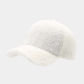 Detailopname van witte pluche honkbalpet met warme imitatiebont textuur en strak design - Verstelbaar / Wit