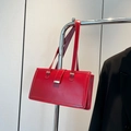 Bolso de hombro rojo retro de gran capacidad con acabado brillante y hebilla dorada - Rojo
