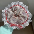Chouchou floral en mousseline avec bordure en dentelle blanche et nœud rouge - Chouchou Floral en Dentelle Magenta