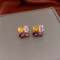 Detalle macro de pendientes dorados con piedras moradas, amarillas y claras en seda - Multicolor (Oro/Amarillo/Púrpura/Blanco)