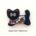 Détail d'une breloque chat noir léopard avec dimensions de 5,8 cm de haut et 8,5 cm de large - Style de Broche / Chat Noir