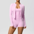 Dreiteiliges blassrosa Yoga-Set mit Zip-Jacke, Tanktop und High-Waist-Shorts - Kirschblütenrosa